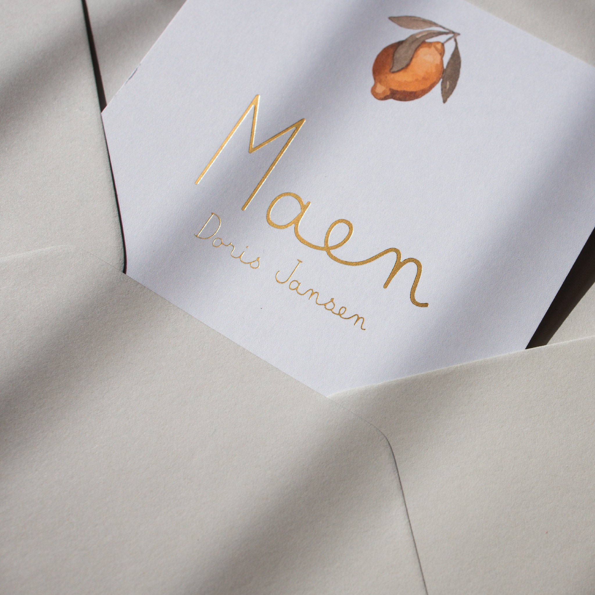 Letterpress foliedruk geboortekaartje met citroen. Gedrukt op digitaal papier en afgewerkt met letterpress foliedruk in de kleur glimmend goud.