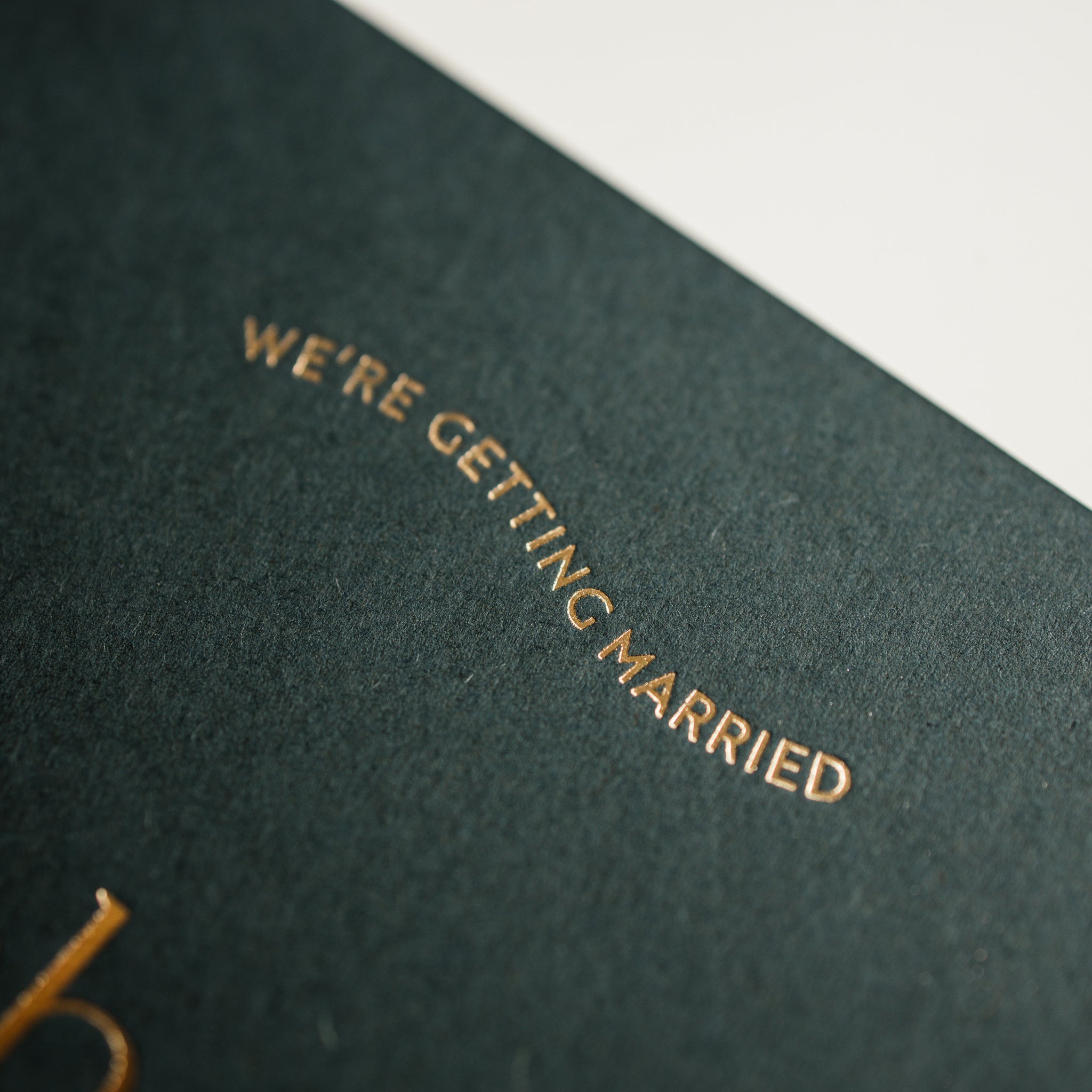 Trouw uitnodiging gedrukt op een prachtige diepe groene kleur GFsmith papier bedrukt met letterpress foliedruk in de kleur goud glimmend.