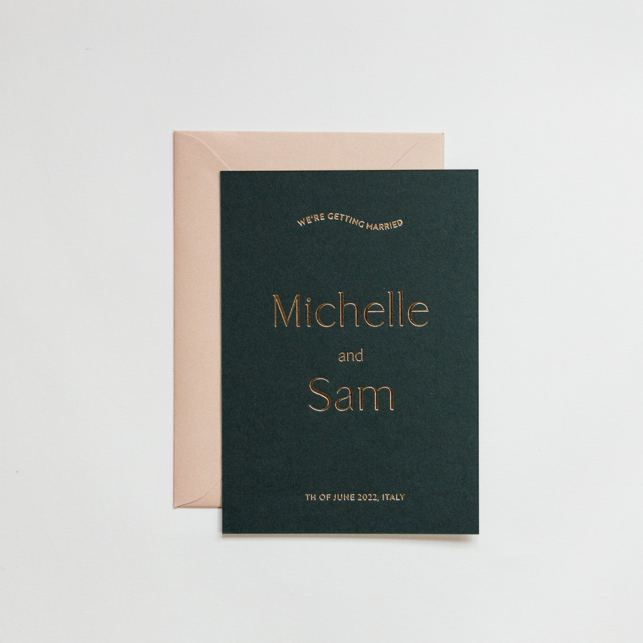 Trouw uitnodiging gedrukt op een prachtige diepe groene kleur GFsmith papier bedrukt met letterpress foliedruk in de kleur goud glimmend.