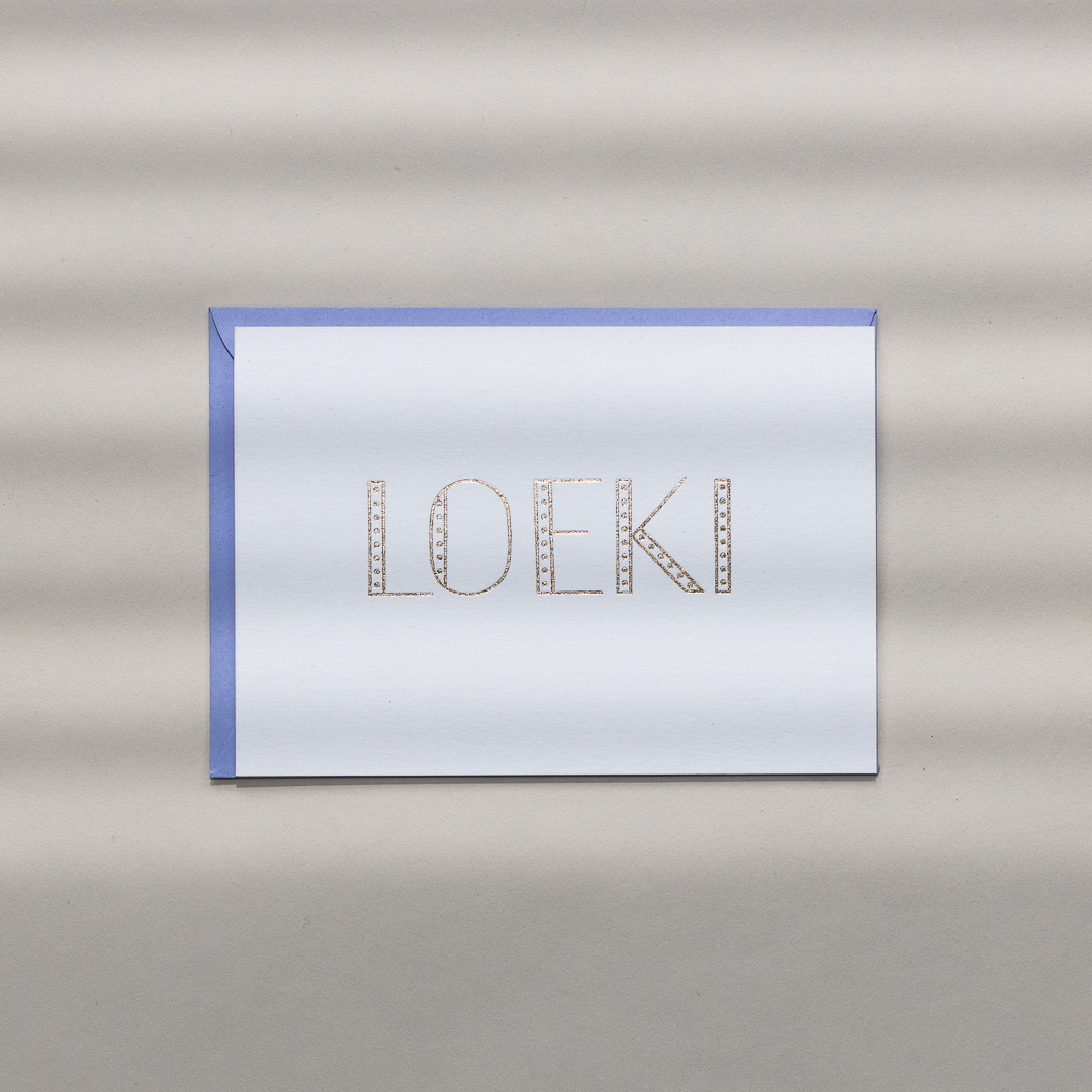 Klassiek geboortekaartje Loeke met holografie folie en kleur op snede.