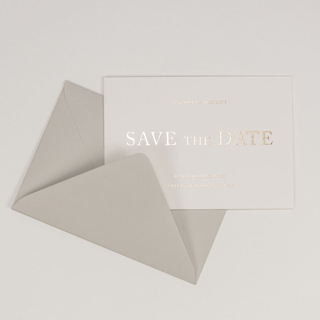 Klassieke Huwelijks stationery Save the Date in grijs tinten afgewerkt met letterpress goudfolie